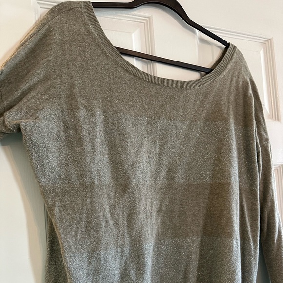 Banana Republic Women’s Sweater-Size Medium - Picture 3 of 5